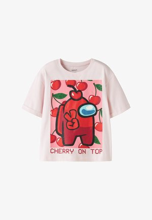 T-shirt rose clair avec un personnage crewmate rouge portant une cerise sur la tête et un fond de cerises, texte "CHERRY ON TOP" en dessous.