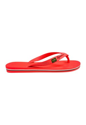 Roter Flip-Flop mit gestreifter Sohle, texturiertem Fußbett und brasilianischer Flagge am Riemen, flach auf weißem Hintergrund liegend.