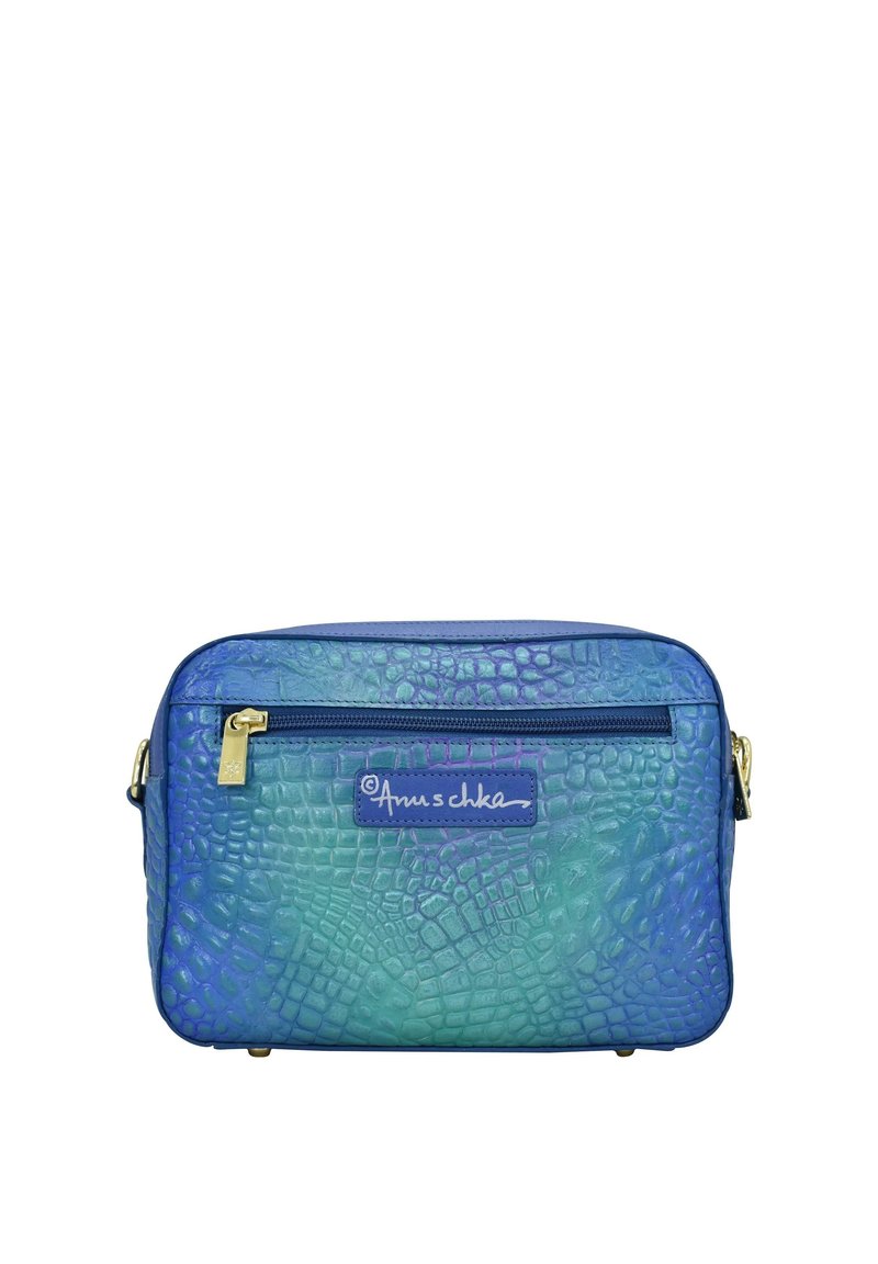 Leren crossbody tas met krokodillenpatroon in een verloop van blauw en turquoise, voorzien van een gouden ritssluiting en merklabel. Compacte rechthoekige vorm.