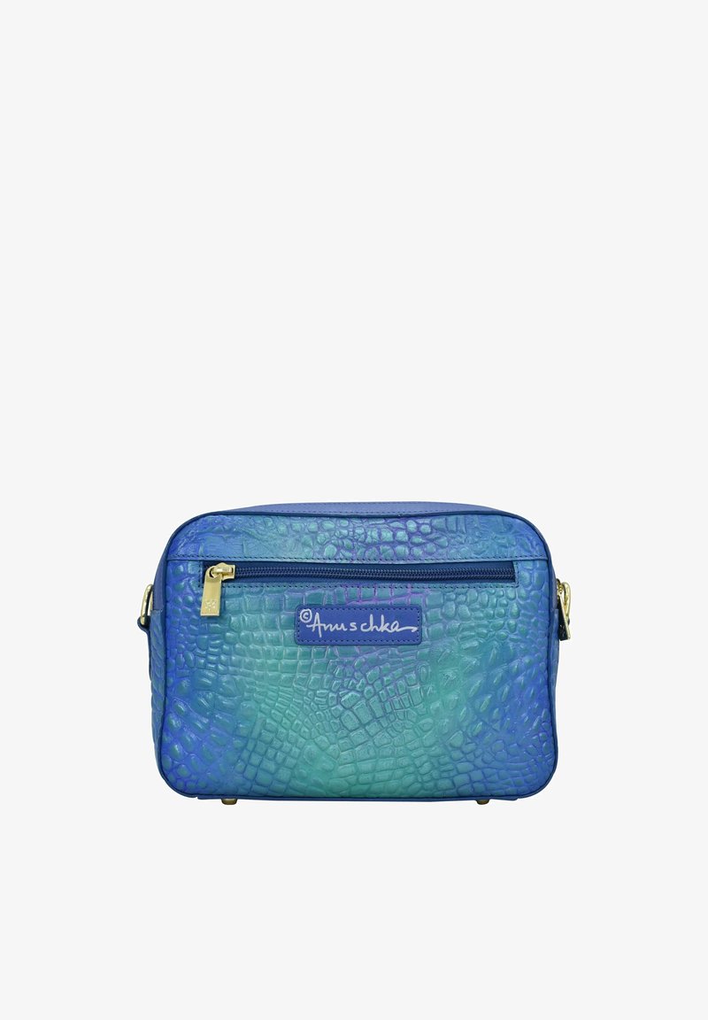 Leren crossbody tas met krokodillenpatroon in een verloop van blauw en turquoise, voorzien van een gouden ritssluiting en merklabel. Compacte rechthoekige vorm.