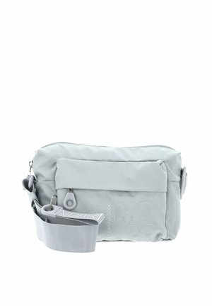 Sac bandoulière gris clair en tissu durable, doté d'une poche zippée frontale, d'une sangle ajustable et d'un détail de logo embossé.