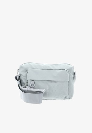 Sac bandoulière gris clair en tissu durable, doté d'une poche zippée frontale, d'une sangle ajustable et d'un détail de logo embossé.