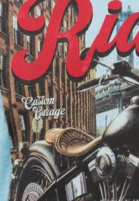 Camiseta con un gráfico de motocicleta con asiento de cuero marrón, letras rojas que dicen "Ride" y un fondo de ciudad vintage. Diseño de alto contraste.