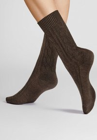 Braun gestrickte Socken mit einem gerippten Bündchen und einem strukturierten Muster an den Seiten, hohe Knöchellänge und einer glatten Oberfläche.