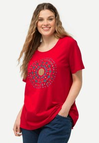 Ulla Popken EN A À COL ROND ET MANCHES COURTES MANDALA - Triko s potiskem - crimson
