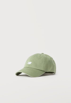 Lysegrøn baseballkasket med buet skygge og hvid broderet "NB"-logo foran mod en ensfarvet lys baggrund.