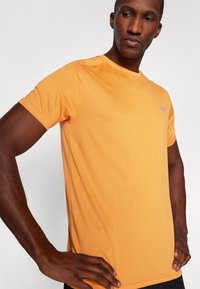 New Balance ESSENTIALS - T-skjorte til trening - sizzle