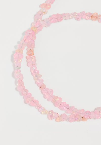 Ροζ κολιέ από χάντρες που περιέχει ανώμαλους, διαυγείς λίθους με γυαλιστερή επιφάνεια, που επιδεικνύει διάφορες αποχρώσεις του ροζ και λεπτή ιριδισιότητα.