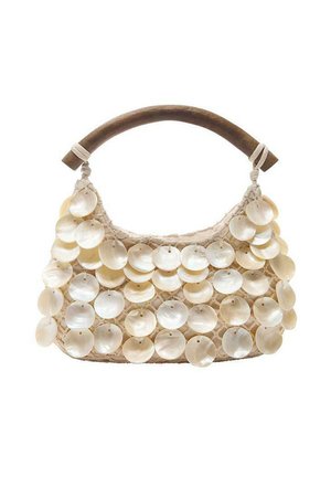 Kézzel szőtt bézs színű táska fa fogantyúval, melynek elejét nagy, kerek, gyöngyházfényű kagylókorongok sora díszíti.