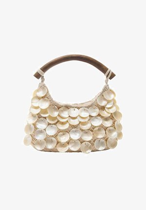 Håndvævet beige taske med træhåndtag, pyntet med rækker af store, runde perlemorsskaller, der dækker forsiden.