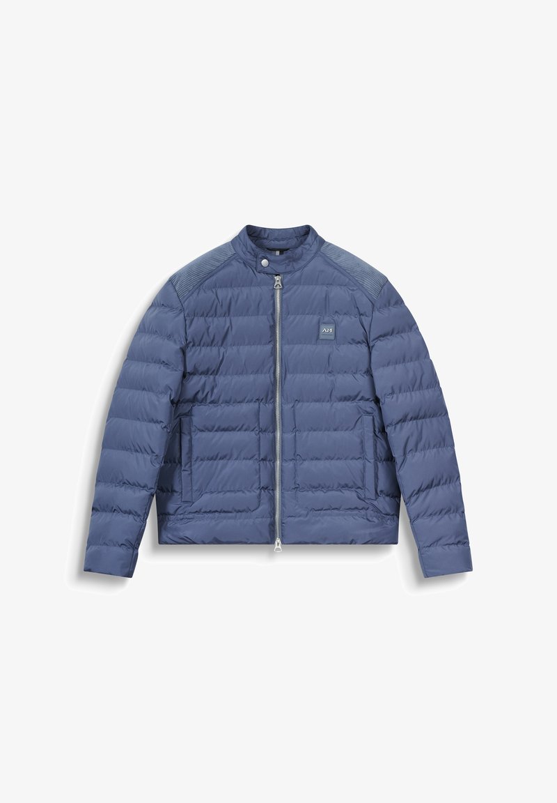 Chaqueta acolchada azul marino con cierre de cremallera, cuello plano y paneles de hombros texturizados en contraste. Cuenta con dos bolsillos frontales y detalle de logo.