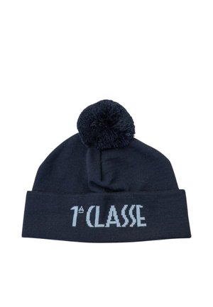 Berretto lavorato a maglia blu scuro con pon pon sulla sommità e risvolto ricamato con ""1° CLASSE"" in lettere grigio chiaro.