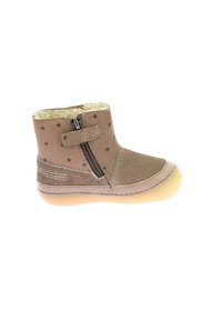 Stivale alla caviglia in suede marrone con motivo a stelle, cerniera laterale e foderato in pile. Caratterizzato da una punta arrotondata e una suola in gomma flessibile.