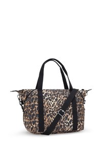 Mellemstor duffelbag med leopardprint, to sorte bærehåndtag og en justerbar sort skulderrem med metalspænde.