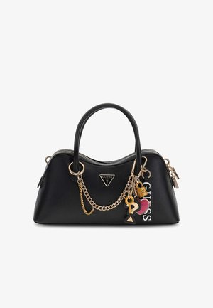 Czarna torebka z eko-skóry o zaokrąglonym kształcie, z dwoma uchwytami, złotymi okuciami, ozdobnym łańcuszkiem i dekoracyjnymi zawieszkami w różnych kształtach.