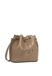 Sac seau en cuir taupe texturé avec quincaillerie dorée, fermeture à cordon et une bandoulière. Présente un logo embossé à l'avant.