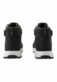 Zwarte mid-cut schoenen met een gestructureerde bovenkant, voorzien van een witte zool, een trekstrip aan de achterkant en grijze accenten voor een veilige pasvorm.