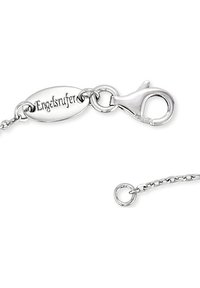 Bracciale in argento con chiusura a artiglio e un'etichetta ovale incisa con "Engelsrufer." Presenta un metallo liscio e un design di catena delicato.