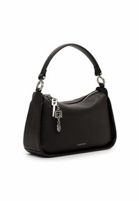 Pieni musta teksturoitu nahkalaukku hopeisella vetoketjulla, koristeellisella avaimella ja riipuksella, yksikahvainen, jossa "SURI FREY" -logo.