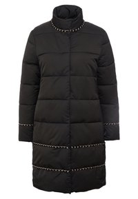 Czarna pikowana kurtka z wysokim kołnierzem, złotymi łańcuszkami i pikowaną teksturą z poziomym przeszyciem. Długość sięga poniżej kolan.