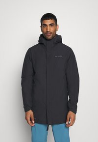 Giacca nera impermeabile da uomo con colletto alto, cappuccio regolabile e maniche lunghe. Presenta una texture liscia e un leggero dettaglio del logo.