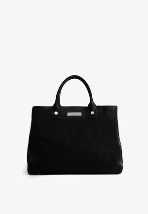 Sac à main en cuir noir avec deux poignées supérieures, de forme rectangulaire, avec un devant plat, des poches sur les côtés et un accent métallique en haut.