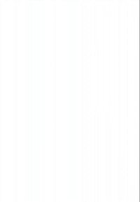 Duas trabalhadoras de escritório sentadas frente a frente numa secretária, analisam documentos com uma caneta e um portátil num espaço de trabalho moderno e luminoso.