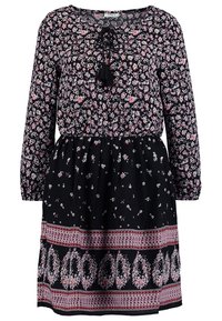 Vestido negro de manga larga con estampado floral, presenta una cintura fruncida y borlas decorativas. El dobladillo inferior tiene una banda con un estampado en rosa y blanco.