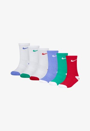 Seis pares de calcetines de tripulación en blanco, azul claro, verde y rojo, hechos de tela acanalada, con logotipos de Nike en contraste y acentos de color.