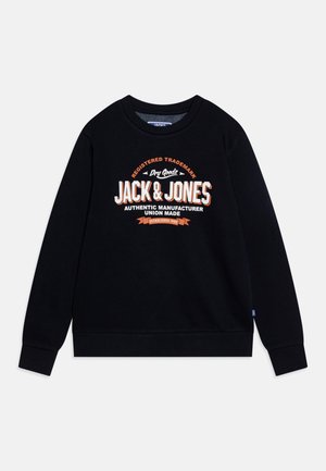 Sudadera negra de algodón con cuello redondo, que presenta un gran diseño gráfico en letras blancas y naranjas, con la inscripción "JACK & JONES".