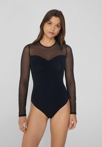 Černý body s dlouhými průhlednými síťovanými rukávy, láskyplným výstřihem a přiléhavým střihem. Hladká textura, minimalistický design.