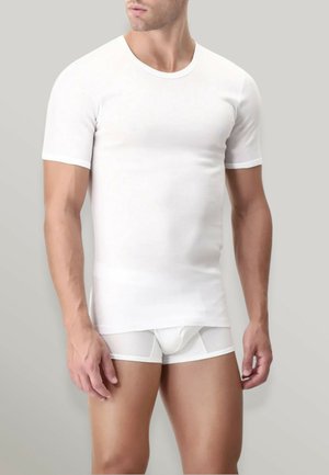T-shirt bianco a maniche corte realizzato in materiale liscio, design aderente, abbinato a boxer bianchi con dettagli in pannello traslucido.
