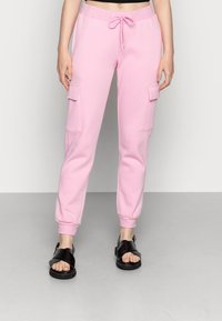 Urban Classics Hlačami s stranskimi žepi - pink