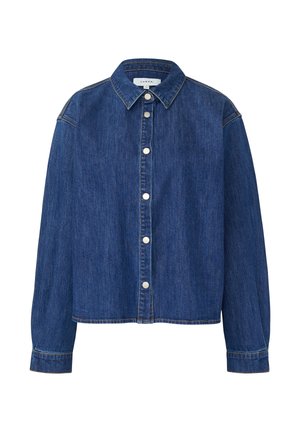 Ciemnoniebieska koszula jeansowa z długim rękawem, zapinana na guziki z przodu, z kołnierzykiem i zapinanymi na guziki mankietami, prezentowana na białym tle.