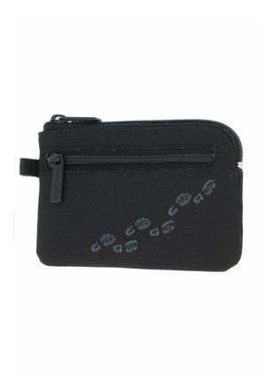 Pochette noire fermée par un zip, avec une petite poche avant zippée et un motif diagonal de trace de botte grise en bas à droite.