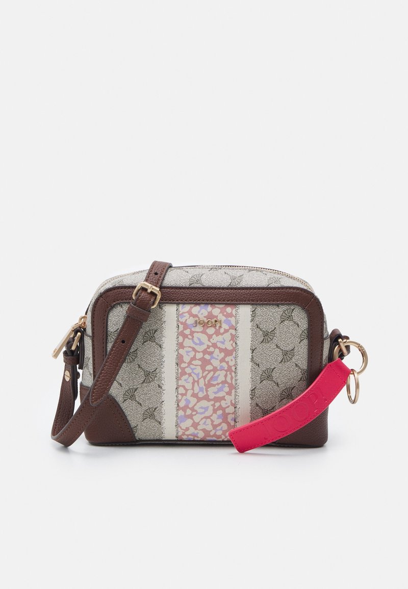 Sac à épaule compact avec un tissu à motifs beige, rose et marron. Il est équipé d'une fermeture éclair dorée et d'une bandoulière rose détachable.