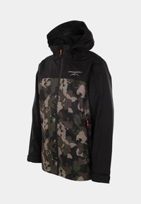 Vattentålig jacka har en svart huva och ärmar, med ett kamouflage-mönster i jordtoner på kroppen. Inkluderar orange dragkedjedetaljer.