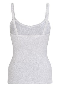 Jasnoszary top na ramiączkach z cienkimi paskami, wykonany z materiału prążkowanego. Posiada koronkowe wykończenie wzdłuż dekoltu i wycięć na ramionach. Dopasowany krój.