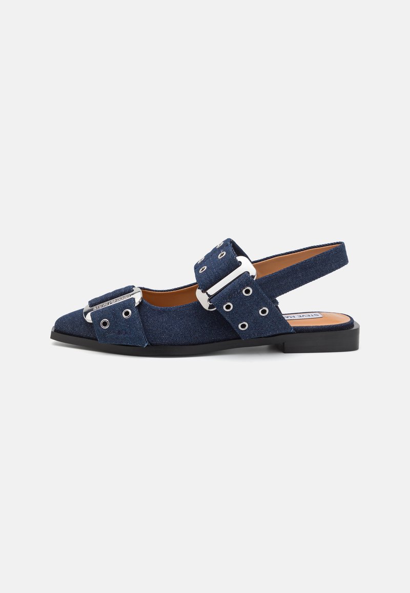 Slingback apavi tumši zilu džinsu audumā ar smailu purngalu, lielām sudraba sprādzēm un platu melnu zoli. Iekļautas acis siksnās.