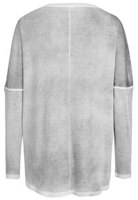 Ljust grå långärmad stickad topp med avslappnad passform, ribbad textur och vita detaljer längs halsringningen och ärmsluten.