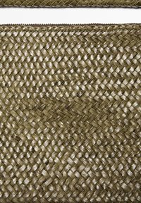 Pochette tissée vert olive avec une surface texturée, présentant un éclat métallique et une fermeture éclair sur le bord supérieur.