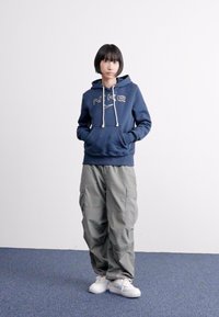 Nike Sportswear LOGO - Ikdienas džemperis - armory navy/photon dust/black