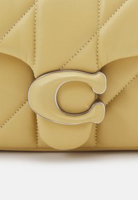 COACH QUILTED COVERED TABBY WITH CHAIN - Torbica - hay