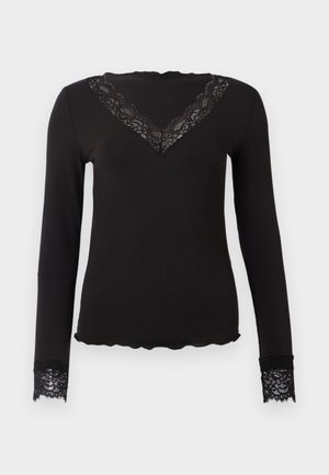 Zwart shirt met lange mouwen, voorzien van een kanten V-halslijn en kanten manchetten, met een golvende zoom en een aansluitende silhouet op een effen achtergrond.