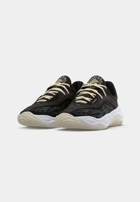 Lave sorte og brune atletiske sneakers med beige snørebånd, hvide såler og et mønstret design på siderne.