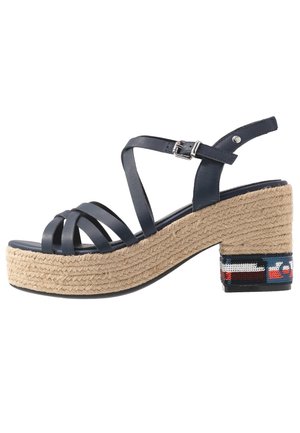 Sandales à plateforme en cuir bleu marine avec une semelle intermédiaire en jute tissé, un design de large bande croisée et un accent de talon bloc à motif texturé.