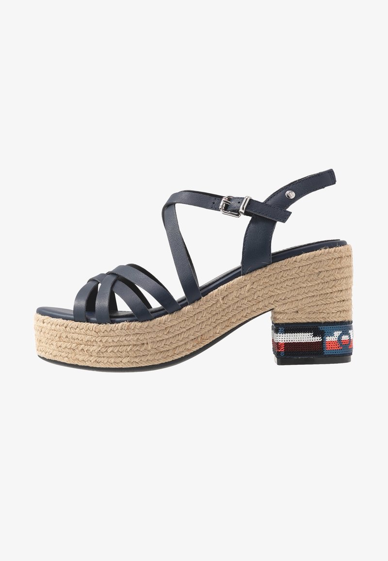 Námořnické kožené platformové sandály s tkaným jutovým středním lemem, širokým křížovým páskem a akcentem strukturovaného vzorovaného blokového podpatku.