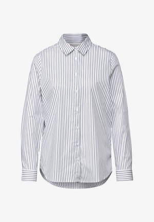 Biała koszula z długim rękawem w czarne pionowe paski, z klapowym kołnierzykiem, zapięciem na guziki i zaokrąglonym dołem. Gładka tekstura materiału.