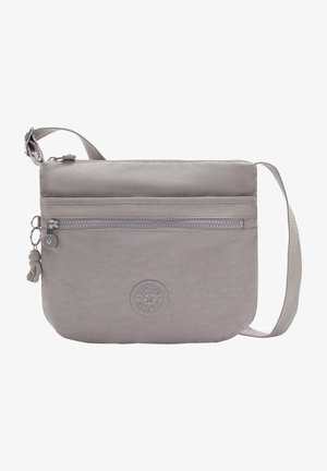 Sac bandoulière gris en nylon avec une finition texturée, comportant une poche zippée à l'avant, une sangle ajustable et un emblème logo.