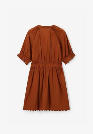Robe orange brûlé avec des manchons courts et bouffants, taille élastique et accents volants. Tissu lisse et détail d'ourlet festonné.